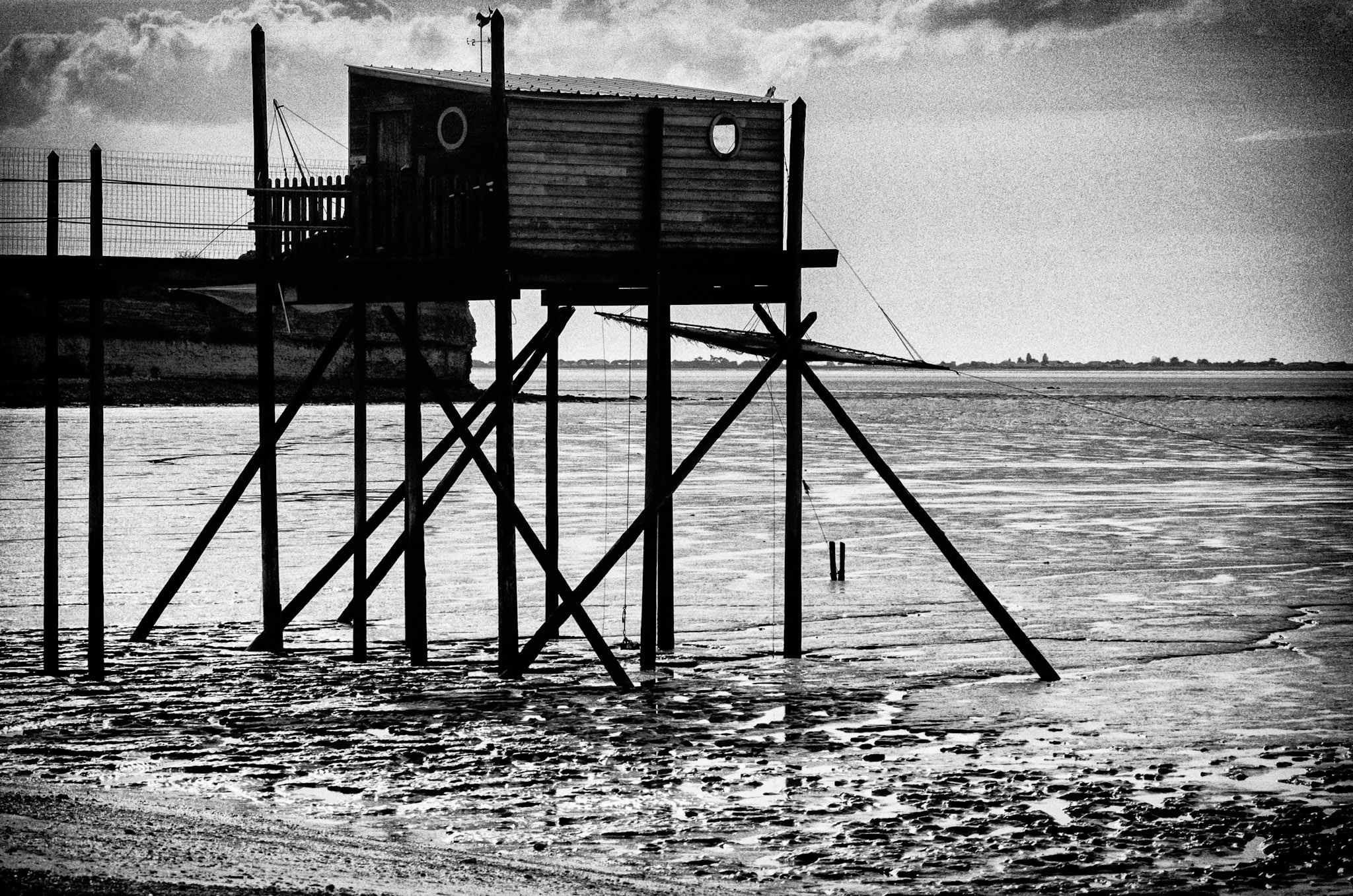 Minolta 7000 | Baie d’Yves - Les poteaux dans la vase